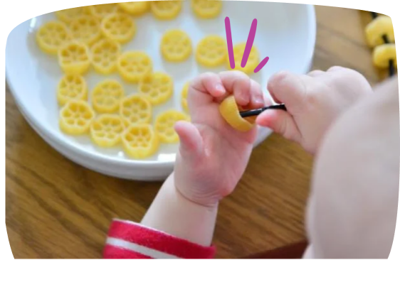 montessori bambino infila rotella di pasta
