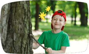 bambino sorridente vicino a un albero