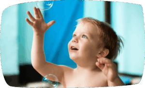 bambino gioca con bolla di sapone giochi in casa