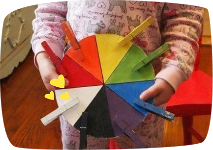 ruota montessori con colori diversi e mollette