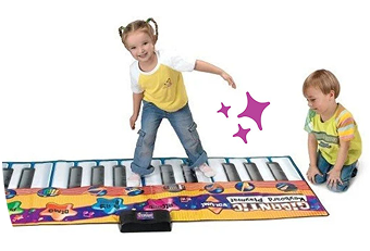 2 bambini giocano con un tappeto sonoro
