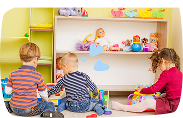 bambini di spalle giocano in un asilo nido