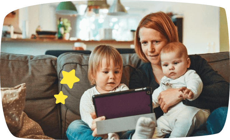 Babysitter con due bambini guardano tablet sul divano