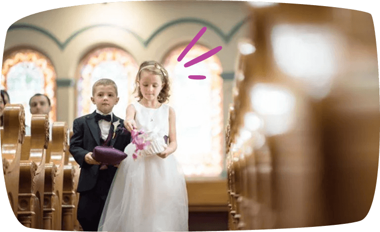 bambino e bambina a un matrimonio camminano verso altare