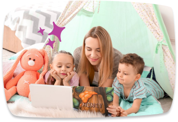 babysitter legge libro a un bambino e una bambina