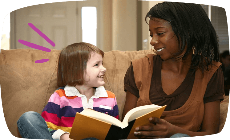 babysitter e bambina leggono un libro