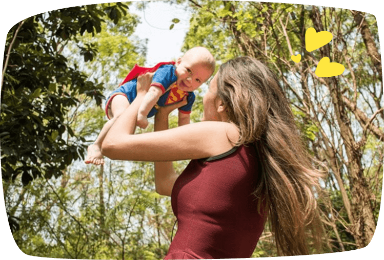 babysitter solleva in alto neonato con costume di superman