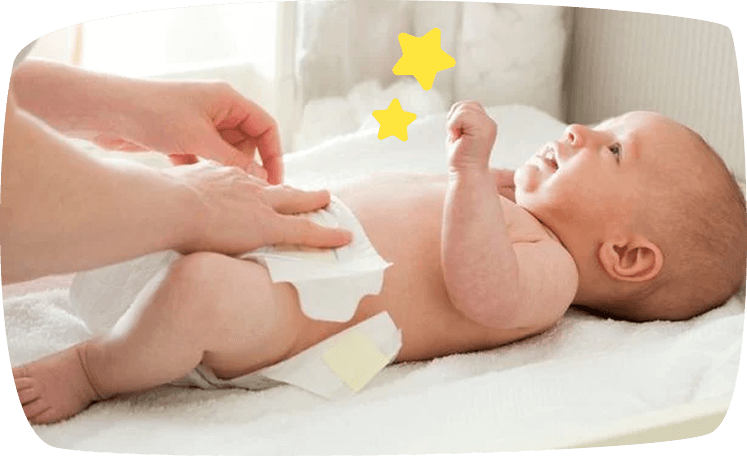 neonato durante il cambio di pannolino