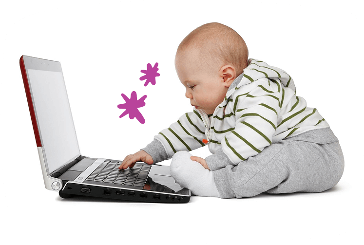 neonato digita su tastiera pc