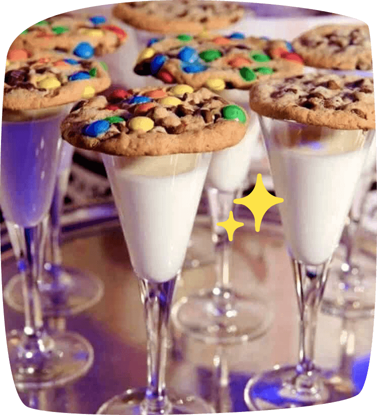 flute con latte e cookies con smarties