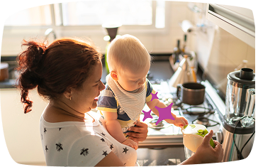 babysitter cucina con in braccio bambino