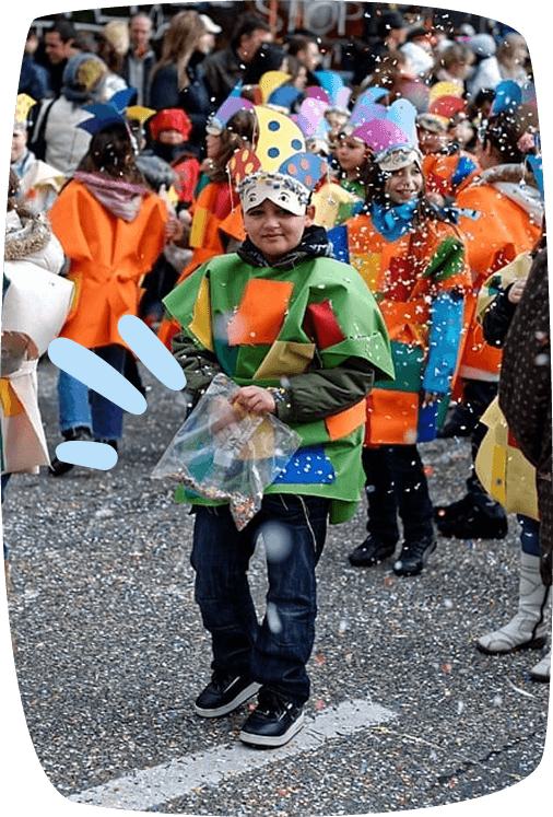 vestiti carnevale bambino in parata