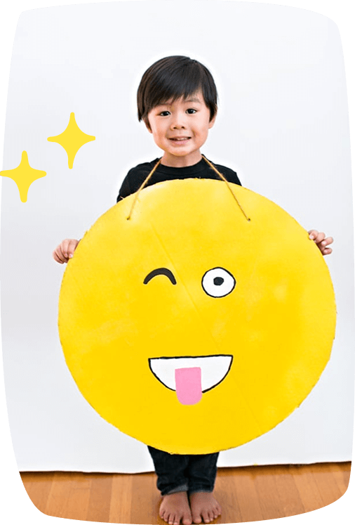 bambino vestito da enoji per carnevale