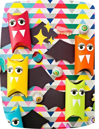 decorazioni di Halloween per bambini pipistrelli colorati con tubi cartone carta igienica