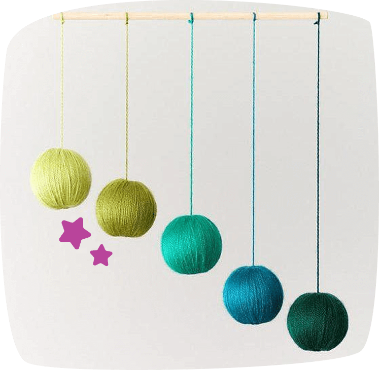 giochi per neonati giostrina con palle di filo appese a diverse altezze