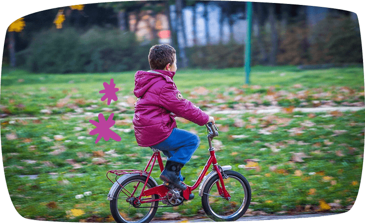 bambino in bicicletta nel parco