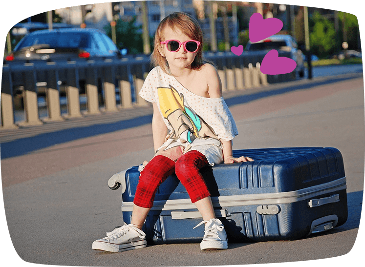 vacanza con la babysitter bambina seduta su una valigia