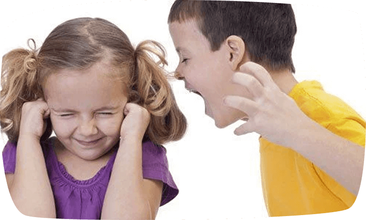 bambino grida bambina si tappa le orecchie