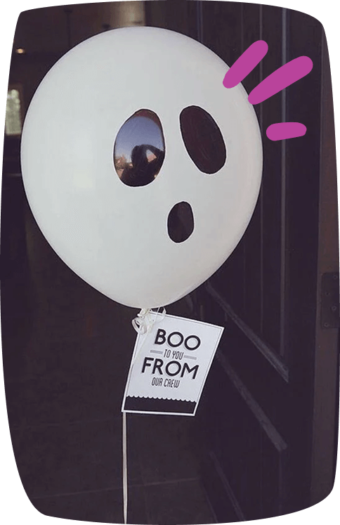 palloncino bianco con occhi da fantasma con invito di halloween