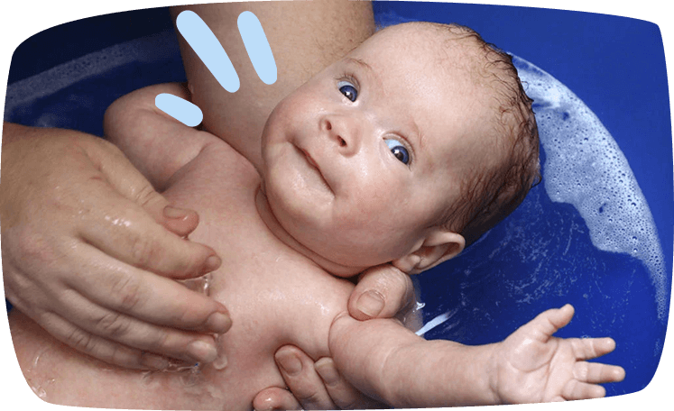 neonato fa il bagnetto