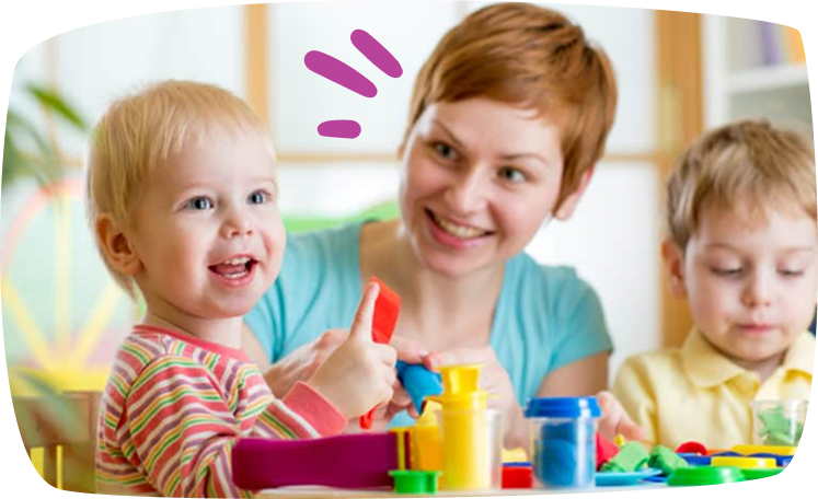 babysitter con due bambini giocano a costruzioni