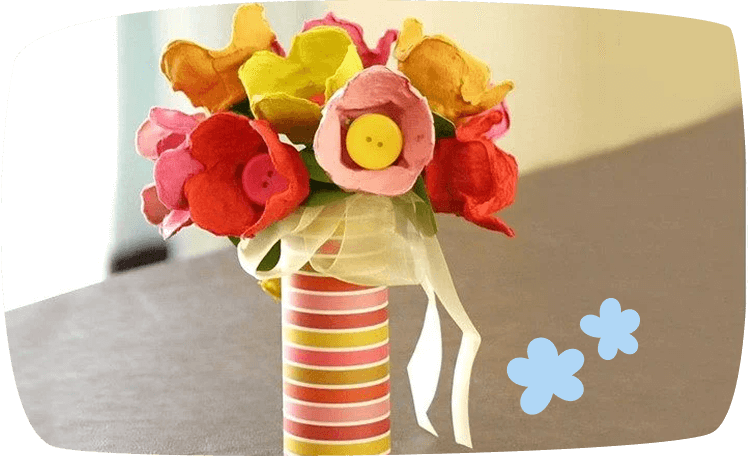 mazzo di fiori con cartoni delle uova