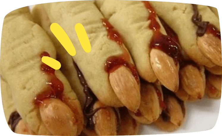 biscotti con mandorla e marmellata di fragole a forma di dita di strega insanguinate