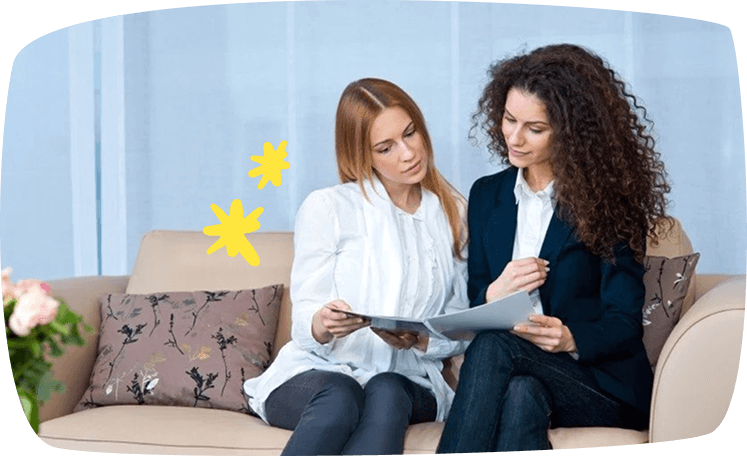 mamma e babysitter sul divano guardano contratto