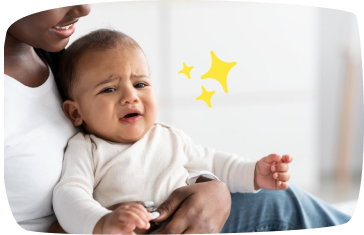 mamma con neonato che piange