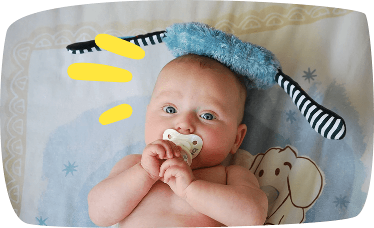 neonato cosa fare primo piano bimbo con il ciuccio
