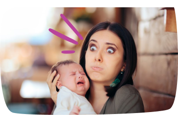 mamma sbuffa con in braccio neonato che piange