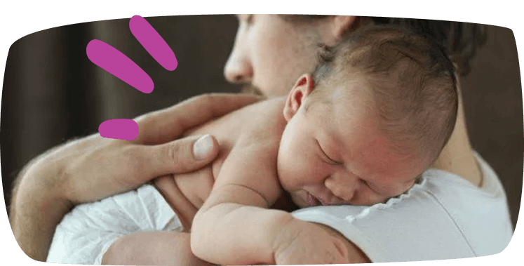 papà sostiene neonato sulla sua spalla