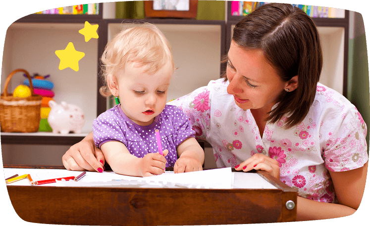 babysitter aiuta bambina a disegnare