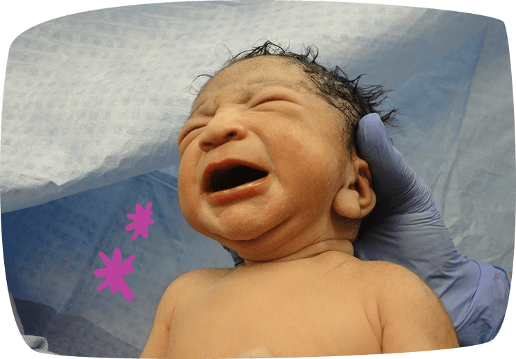 mano sostiene testa di neonato