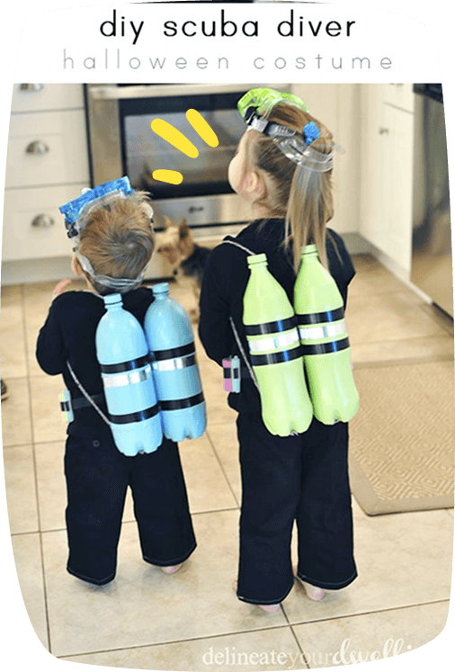 due bambini vestiti da sub per carnevale