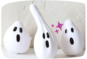decorazioni di Halloween per bambini zucche dipinte di bianco con occhi conme fantasmi
