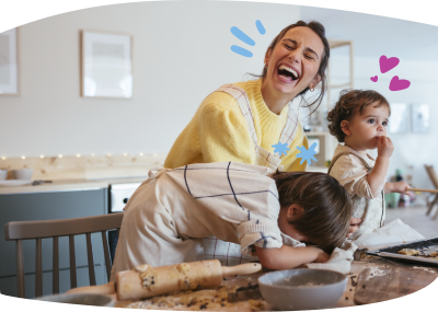 Una mamma che cucina qualcosa insieme ai suoi bambini