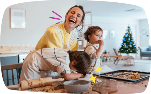 Una madre che cucina con i suoi bambini